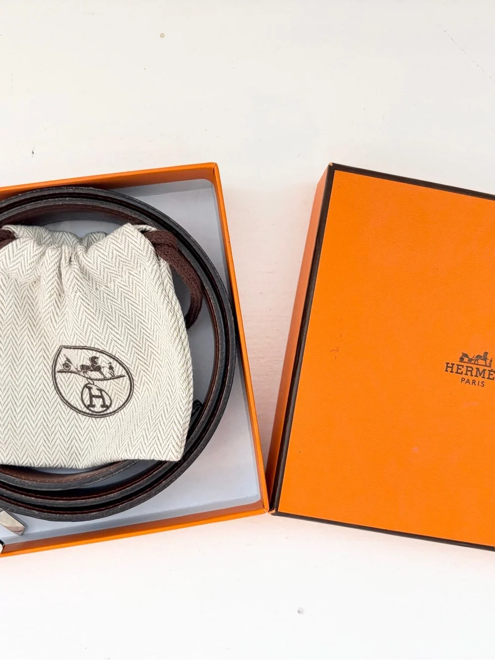 Auth HERMES Quentin Reversible Black/Brown Skinny Leather Belt 1” Width, Size 70